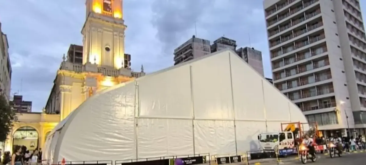 Carpa estructural instalada en un evento urbano