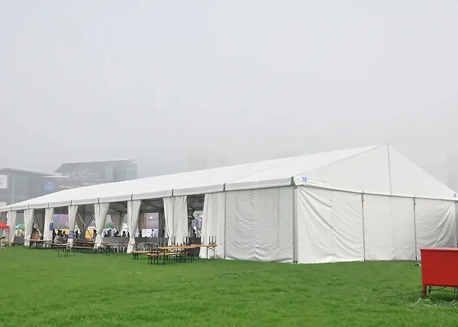 Carpa para eventos sobre césped
