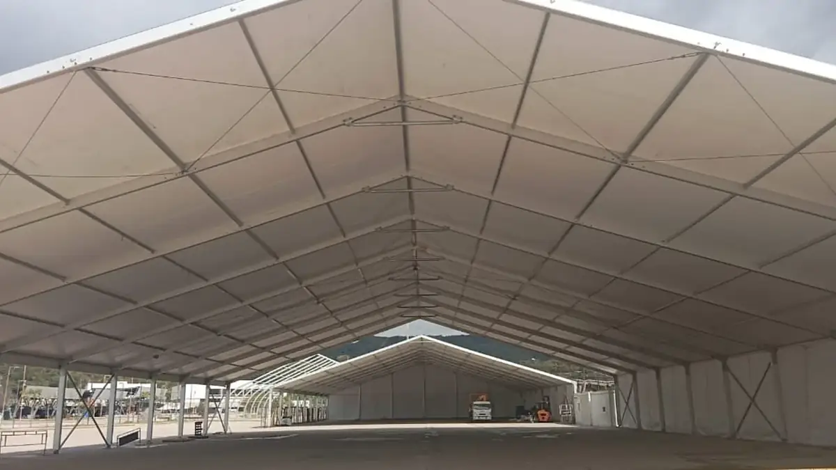 Interior de una carpa estructural modular de aluminio