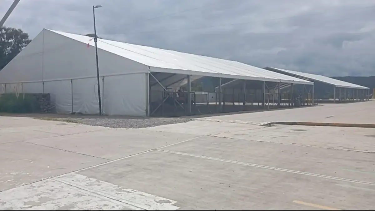 Carpa con cerramientos perimetrales